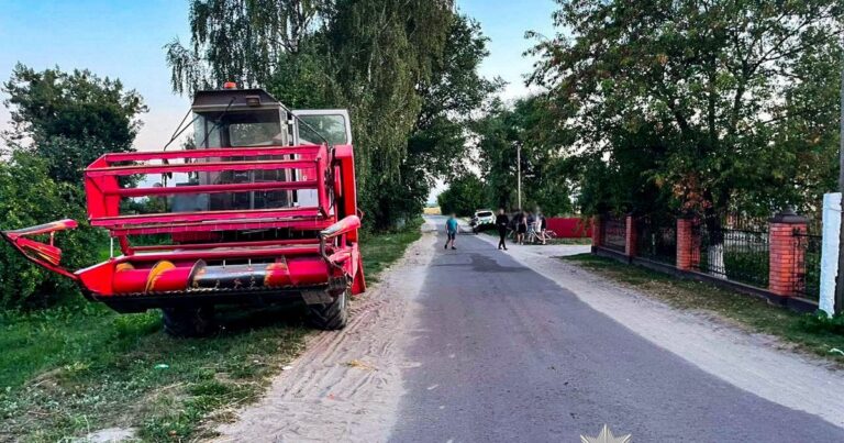 На Рівненщині сталася трагічна ДТП: зіткнення комбайна та мотоцикла забрало життя юної пасажирки