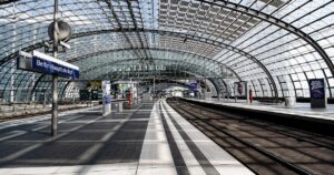 Транспортний хаос у Польщі: збій на ключовій станції країни зупинив рух потягів