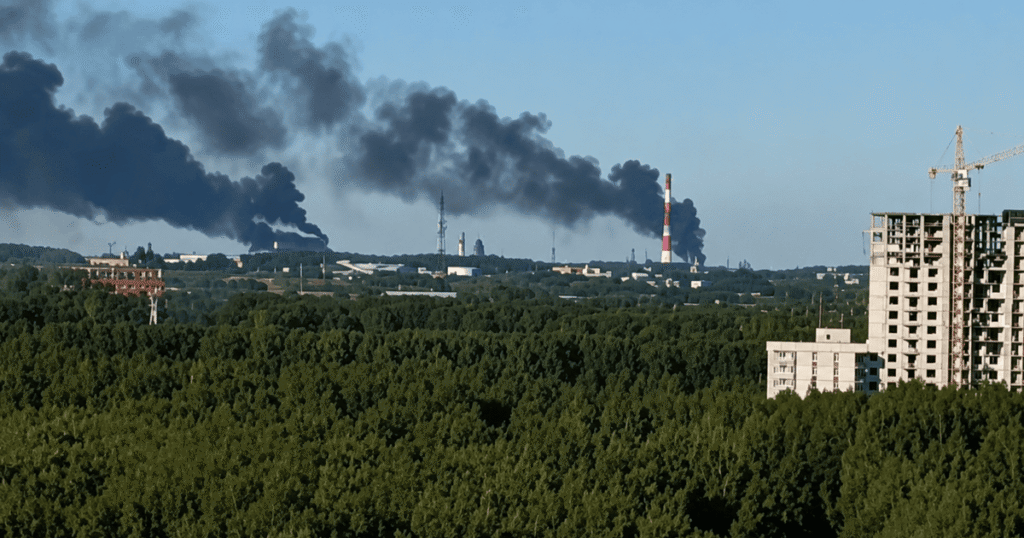 Палає і димить: дрони влаштували “бавовну” в Москві та Ярославській області (відео) Палає і димить: дрони влаштували “бавовну” в Москві та Ярославській області (відео)