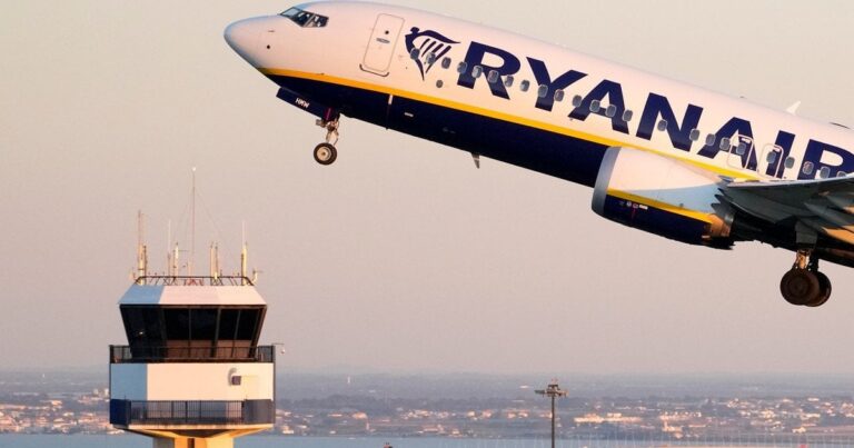 Нестерпні умови в лоукостері: пасажири Ryanair скаржаться на спеку, непритомність та відсутність води