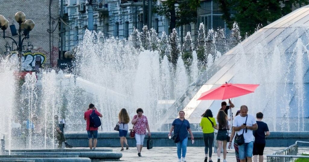 Київ накриє спека: синоптики попередили про загрозу та назвали максимальну температуру повітря 4 серпня Київ накриє спека: синоптики попередили про загрозу та назвали максимальну температуру повітря 4 серпня