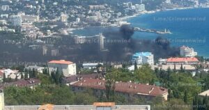 Вибухи у Ялті: Атака безпілотників та морських дронів спричинила пожежу в порту
