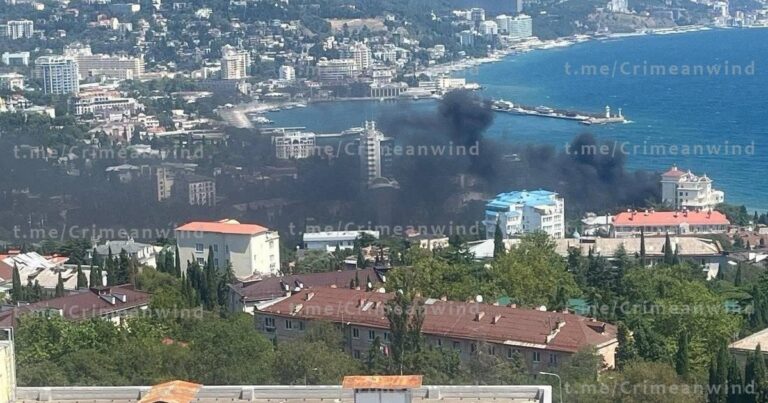 Вибухи у Ялті: Атака безпілотників та морських дронів спричинила пожежу в порту