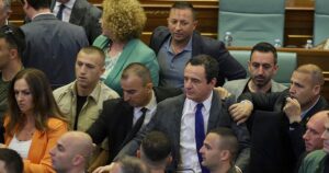 Депутатка закидала яйцями прем’єра Косова під час парламентського засідання: деталі інциденту