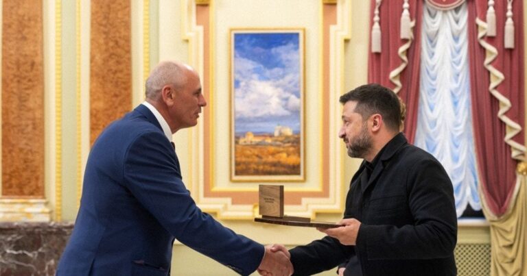 Зеленський відзначив директора Придніпровської ТЕС ДТЕК Анатолія Боричевського відзнакою «Національна легенда України»