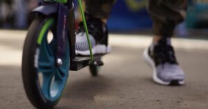 Електросамокати в Україні: Небезпека без правил та вікових обмежень