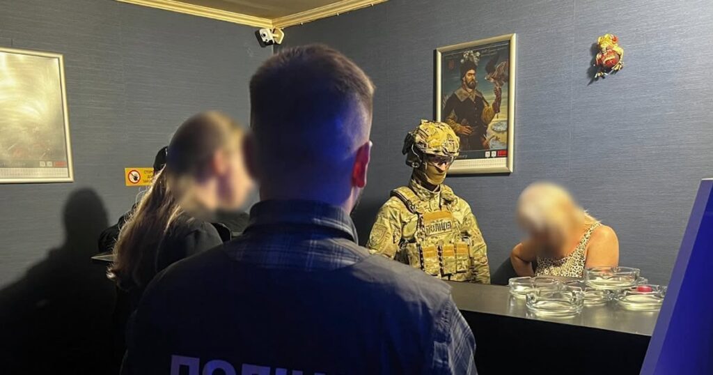Підпільне казино у Волочиську на Хмельниччині – пенсіонерка відкрила заклад у підвалі в режимі конспірації – фото — Укрaїнa