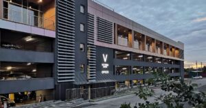Скандал у Victoria Gardens: Одяг з російськими маркуваннями та датою виробництва 2025 року викликав обурення