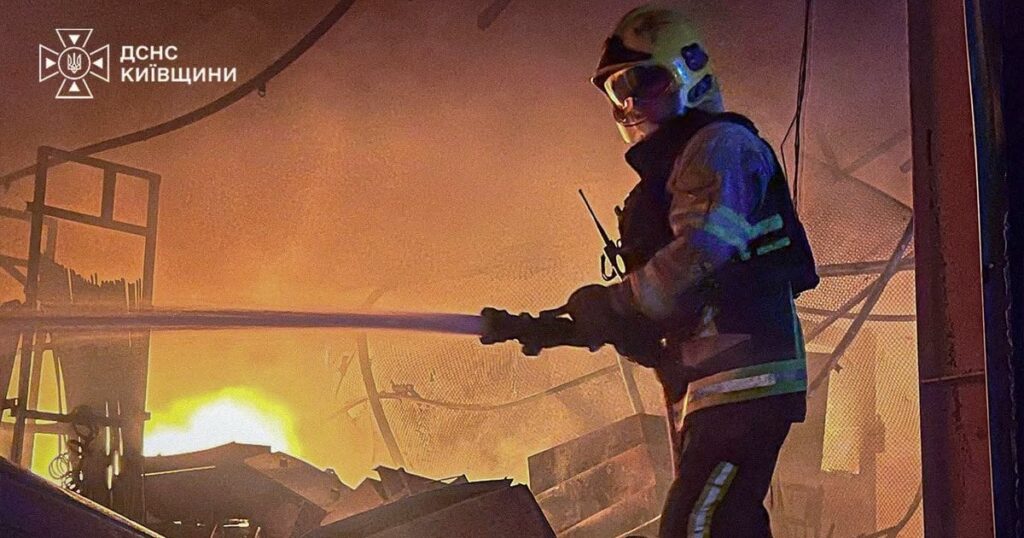 Ранкова атака на Київщину – у Броварах через удар дронів по складах загинула людина, ще троє у лікарні — Київ Ранкова атака на Київщину – у Броварах через удар дронів по складах загинула людина, ще троє у лікарні — Київ