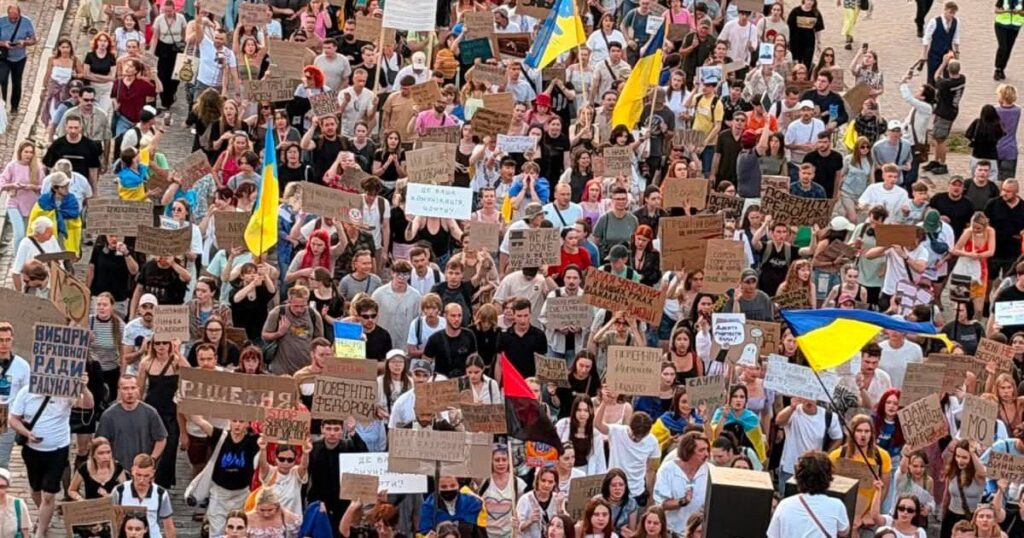 Протести через звільнення Федорова: у Києві та регіонах пройшла масова хода — Політика Протести через звільнення Федорова: у Києві та регіонах пройшла масова хода — Політика