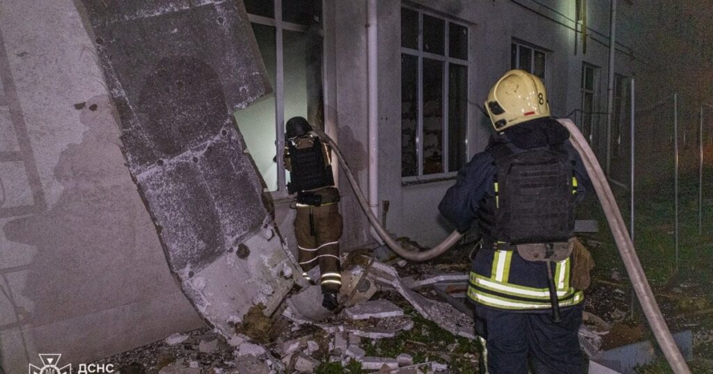 У великому обласному центрі ворожий дрон влучив у будинок