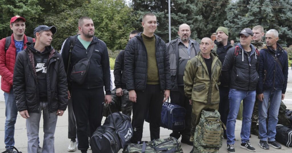 У РФ запровадили приховані обмеження на виїзд чоловіків за кордон — Світ