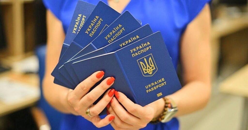Паспорт за кордоном — українцям 18–60 більше не треба Резерв+ та військовий документ — Світ Паспорт за кордоном — українцям 18–60 більше не треба Резерв+ та військовий документ — Світ