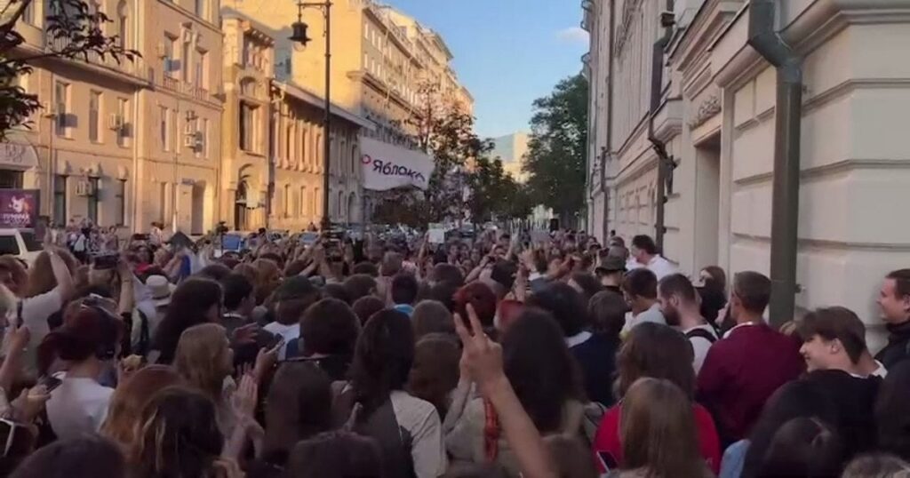 У Росії прибрали з виборів партію, яка закликала до миру: росіяни влаштували протест