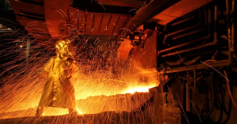 Українська металургія на межі колапсу: 72% сталевиробництва під загрозою через атаки та блокування портів