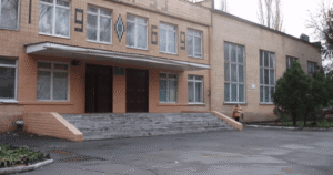 В Одесі вчителька випала з вікна під час миття, чиновники заперечують тиск на педагогів