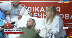 Щемлива історія кохання: Тяжкопоранений воїн одружився з коханою в реанімації Дніпра