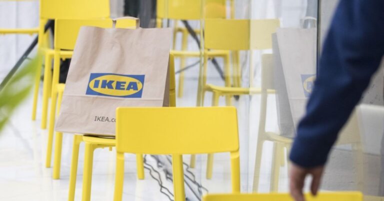 Інтимна сцена на ліжку в IKEA: як поведінка пари сколихнула Мережу