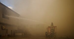 Густий дим над Києвом: пожежа в офісі Danone та наслідки російських атак