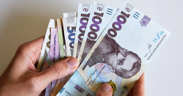 Виплати до Дня Незалежності: Хто Отримає Грошову Допомогу від ПФУ та Які Суми?