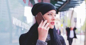 Чому люди голосно розмовляють телефоном у громадських місцях: психологічний погляд