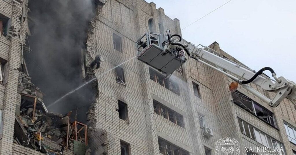 Зруйнувані під’їзди, чорні діри та загиблі — наслідки атаки у Харкові (фото) Зруйнувані під’їзди, чорні діри та загиблі — наслідки атаки у Харкові (фото)