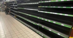 Порожні полиці в супермаркетах: чи загрожує Україні дефіцит продуктів після ударів РФ?