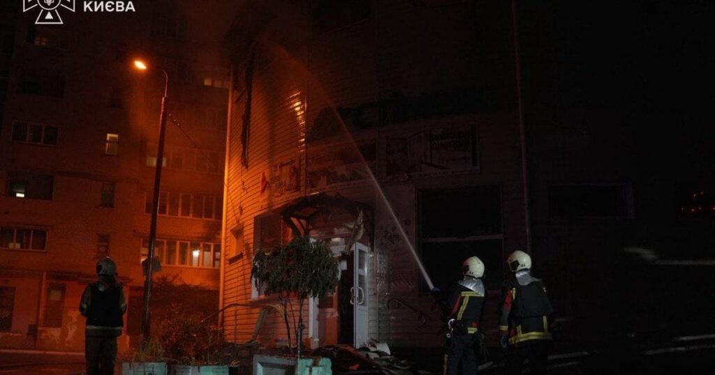 ДСНС показала перші фото наслідків удару ракетного РФ по Києву (фото, відео) ДСНС показала перші фото наслідків удару ракетного РФ по Києву (фото, відео)