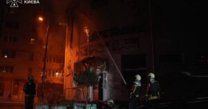 Наслідки ракетного удару РФ по Києву: руйнування, пожежі та перші кадри від ДСНС