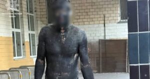 «Сам удома» по-київськи: чоловік викупався у бочці зі смолою і намагався пограбувати магазин