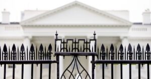 Таємні контакти Білого дому та Кремля: американський посадовець вів переговори щодо завершення війни