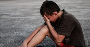 Побиття дитини через квітку: поліція Київщини розслідує жорстокий інцидент у Крюківщині