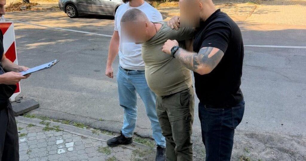 Начальник обласного ТЦК попався на хабарі: скільки отримував за "порятунок" від мобілізації Начальник обласного ТЦК попався на хабарі: скільки отримував за "порятунок" від мобілізації