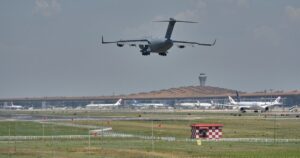 Літак ВПС США несподівано приземлився в Москві: у Путіна здивували реакцією на загадковий рейс