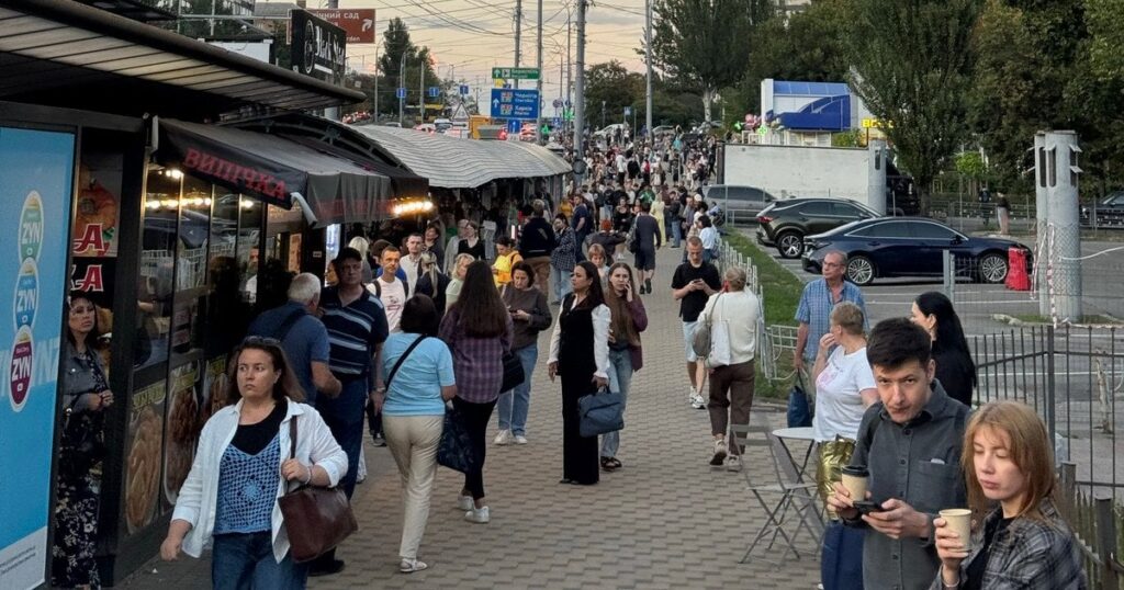 Київ паралізували кілометрові затори: через величезні черги на транспорт люди йдуть пішки (фото, відео) Київ паралізували кілометрові затори: через величезні черги на транспорт люди йдуть пішки (фото, відео)