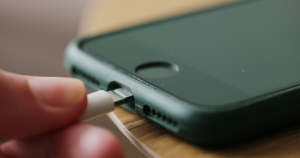 Помилка аксесуара iPhone: Чому виникає та як її виправити, заряджаючи інші гаджети