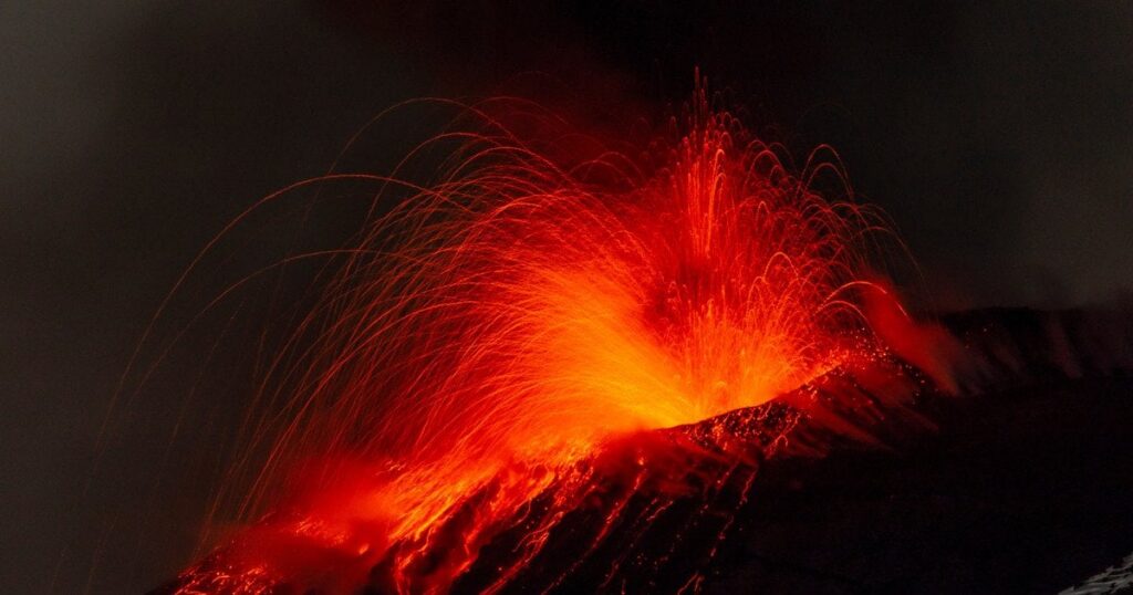 У світі прокинувся небезпечний вулкан: сотні рейсів скасовані, влада терміново звернулася до людей У світі прокинувся небезпечний вулкан: сотні рейсів скасовані, влада терміново звернулася до людей