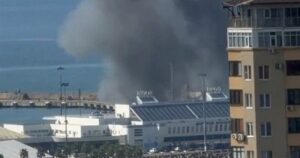 Чорний дим огорнув відоме курортне місто РФ: там лунають вибухи, атаковано порт — перші кадри