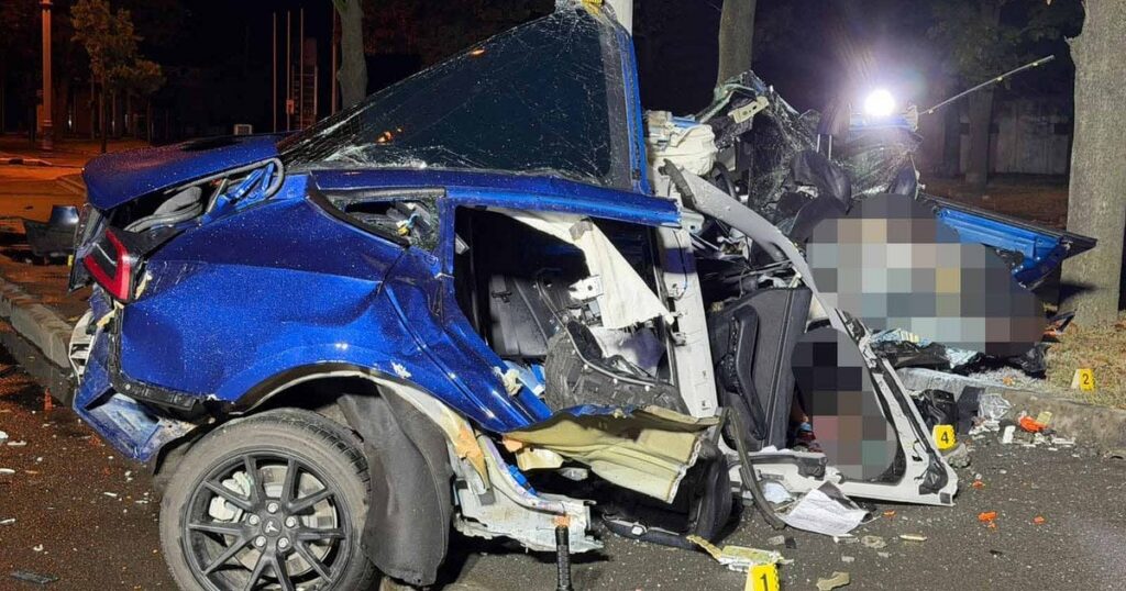 ДТП у Харкові: автомобіль врізався в електроопору, загинули двоє — Укрaїнa ДТП у Харкові: автомобіль врізався в електроопору, загинули двоє — Укрaїнa