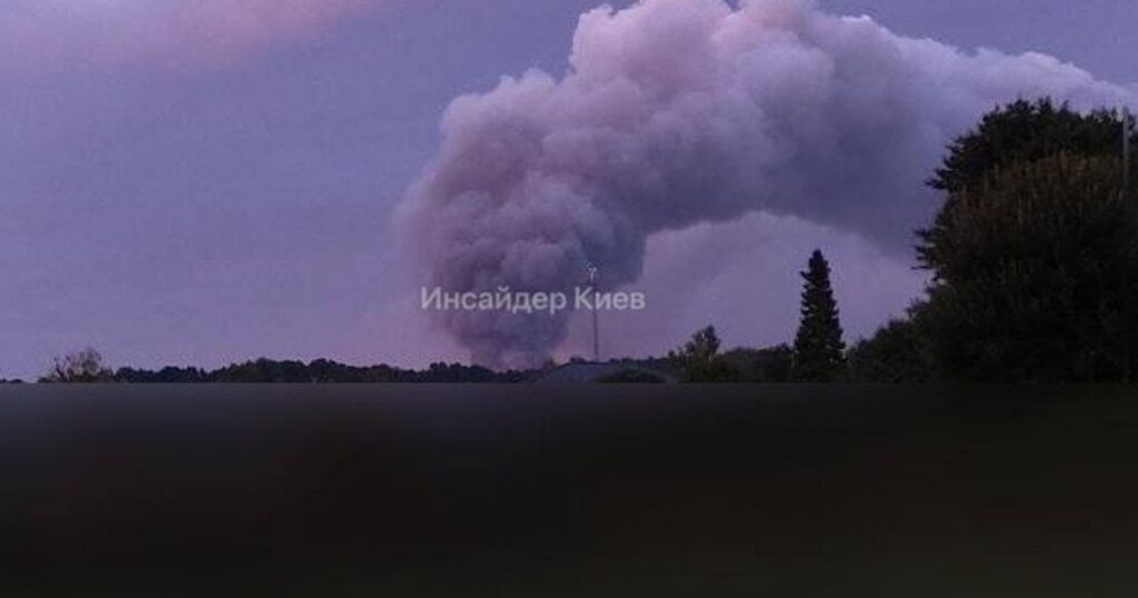 Вибухи на Київщині: у Бучанському районі повідомляють про влучання по складах — Київ Вибухи на Київщині: у Бучанському районі повідомляють про влучання по складах — Київ