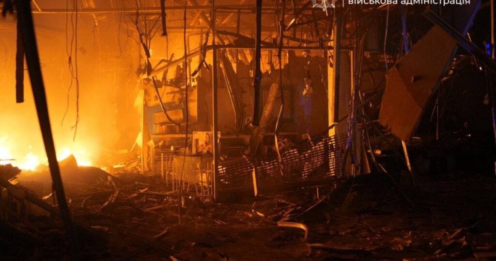 Росія атакувала Запоріжжя дронами: загорівся торговельний центр (фото, відео) Росія атакувала Запоріжжя дронами: загорівся торговельний центр (фото, відео)