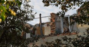 Росіяни скинули КАБ: горіли будинки та автівки, постраждало немовля