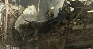 На Київщині російський дрон зруйнував два таунхауси: рятувальники розбирають завали