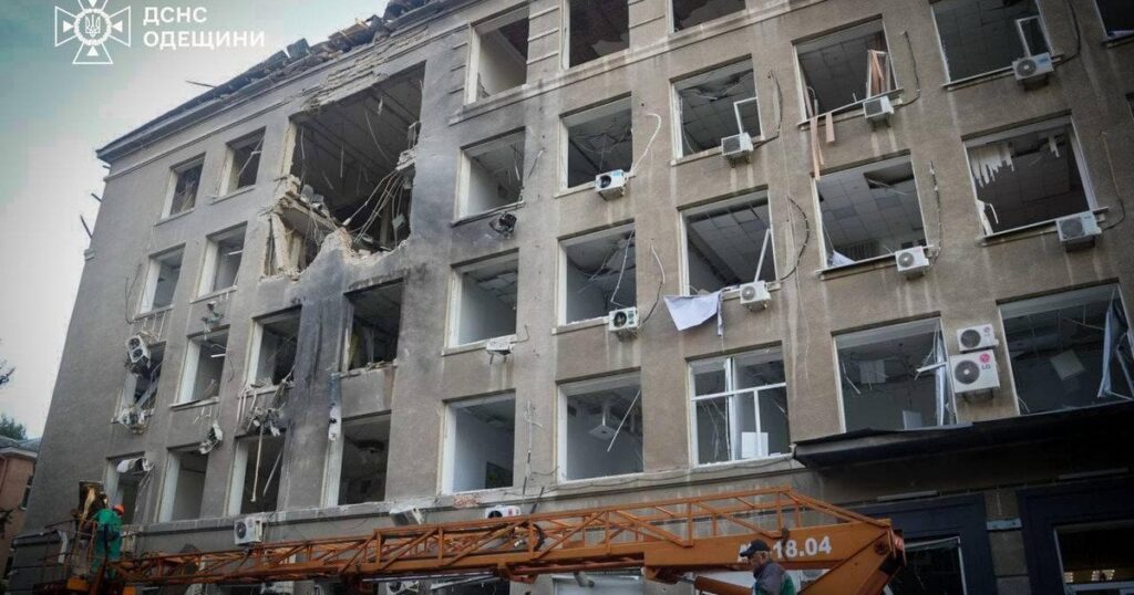 Летіли різні ракети та "Шахеди": Росія масовано атакувала обласний центр в Україні — є потерпілі (фото, відео) Летіли різні ракети та "Шахеди": Росія масовано атакувала обласний центр в Україні — є потерпілі (фото, відео)