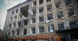 Летіли різні ракети та "Шахеди": Росія масовано атакувала обласний центр в Україні — є потерпілі (фото, відео)