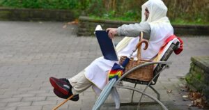 Чоловік роками отримує соцвиплати в Німеччині без вимоги шукати роботу — Цікaвинки
