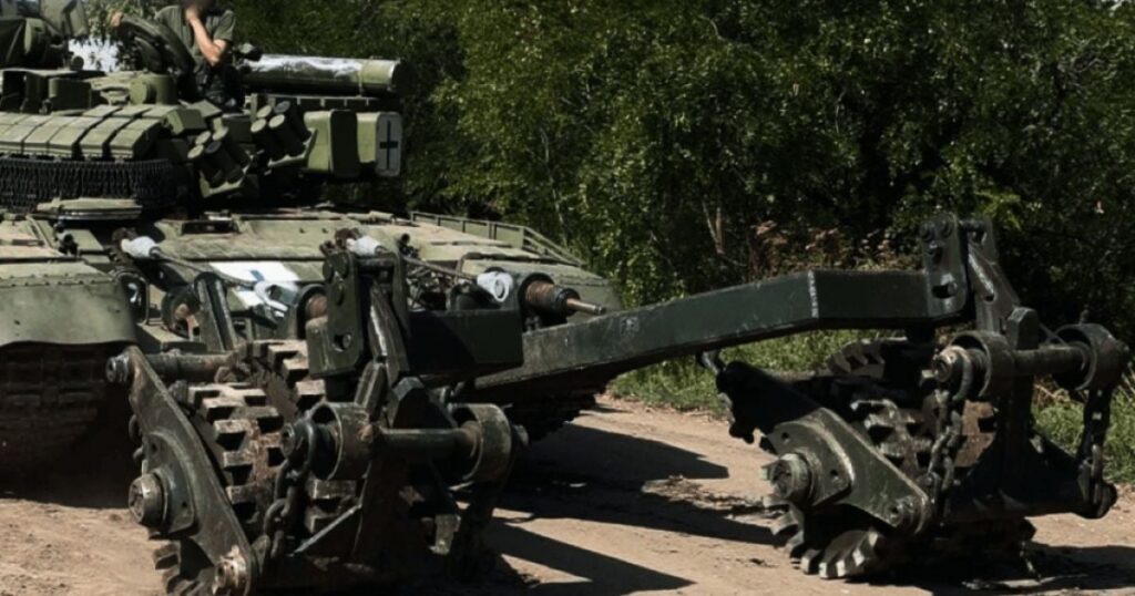 Сотні гектарів та кілометри доріг: скільки територій сапери очистили від мін протягом серпня Сотні гектарів та кілометри доріг: скільки територій сапери очистили від мін протягом серпня