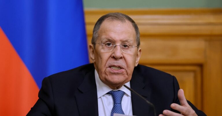 Лавров цинічно заявив про відсутність мирних переговорів: Україна та Захід реагують