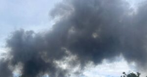 Удар по Житомиру: Повідомлення про можливе влучання в “Нову пошту” та густий дим після атаки