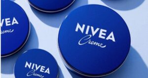 Крем у синій баночці Nivea знають усі: дерматологиня пояснила, для чого він підходить насправді — Різне